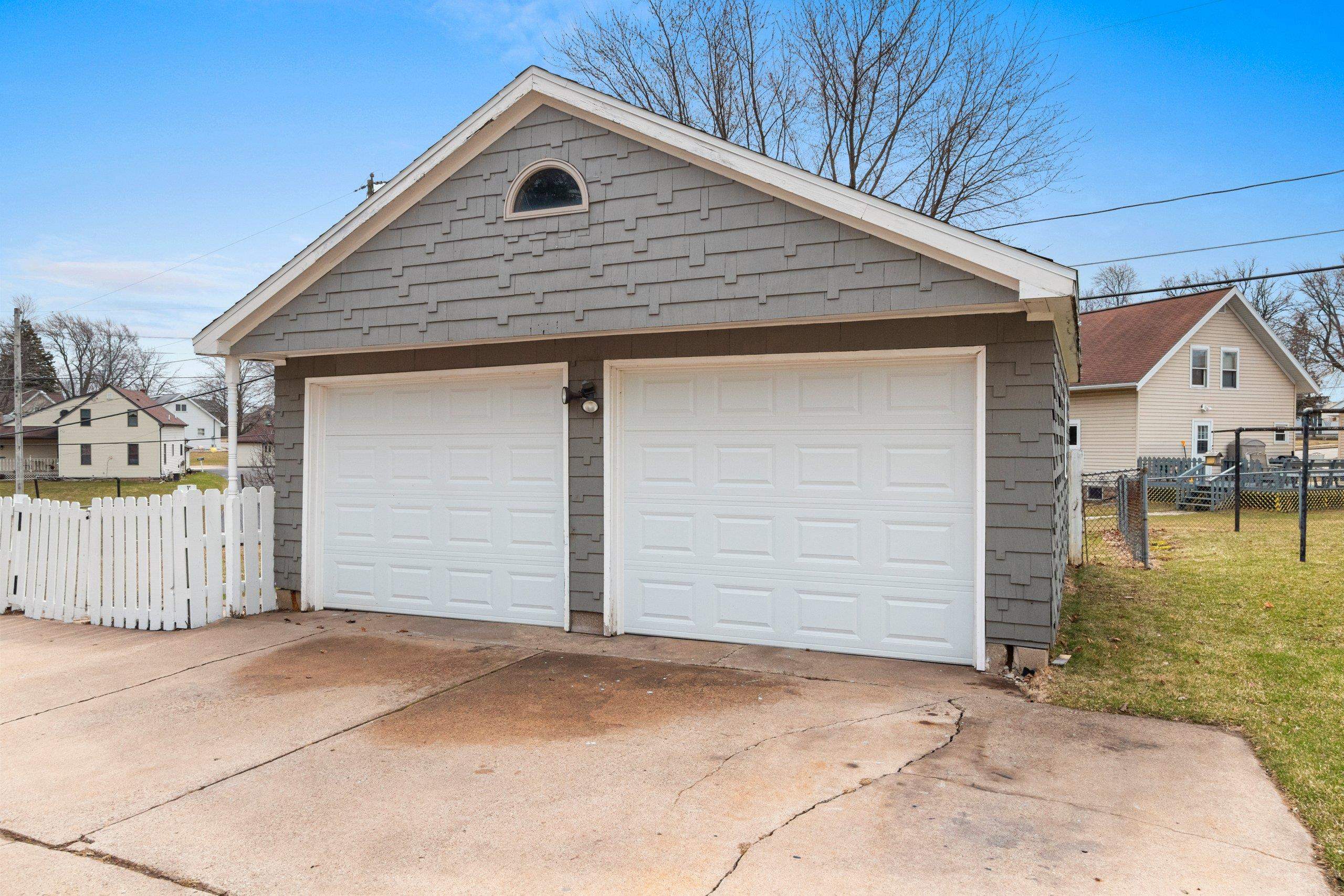 1053 E KIMBERLY Avenue