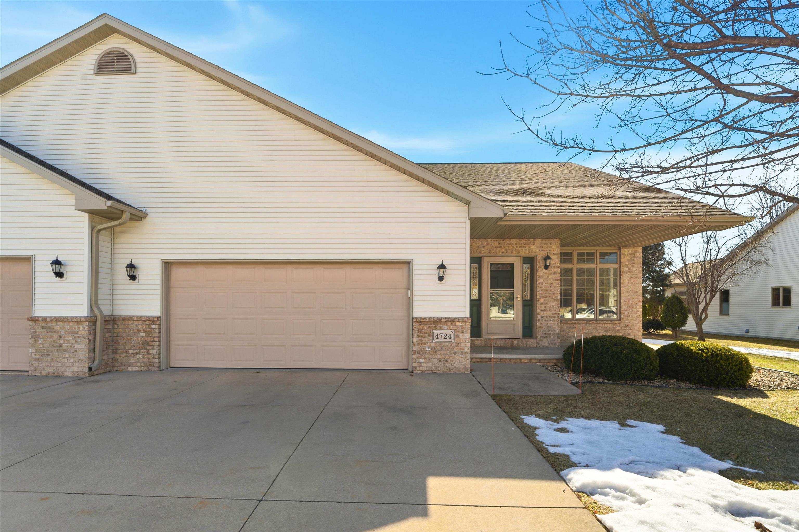Photo 1 of 24 — 4724 N FALLVIEW Lane, APPLETON, WI 54913