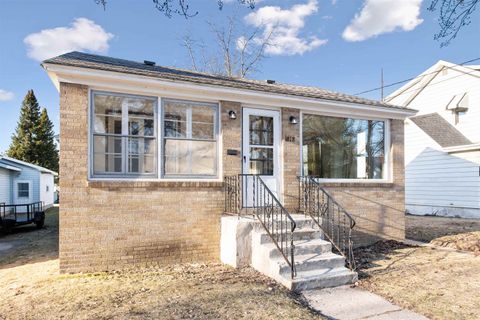 1818 THOMAS Street MARINETTE WI 54143