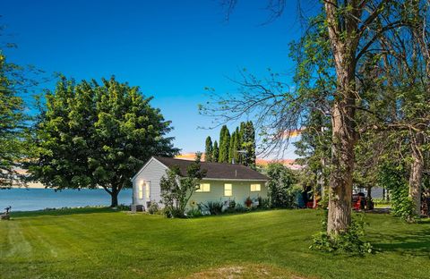 Photo of 165 SUN N SURF Drive, LUXEMBURG, WI 54217 (MLS # 50311174)