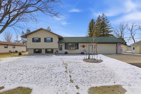 Photo of 1251 BURNETTE Street, NEENAH, WI 54956 (MLS # 50319968)