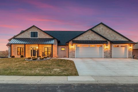 Photo of 532 ROYAL ST PATS Drive, WRIGHTSTOWN, WI 54180 (MLS # 50323045)