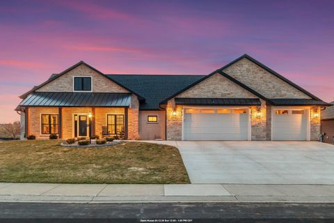 Photo of 532 ROYAL ST PATS Drive, WRIGHTSTOWN, WI 54180 (MLS # 50323045)