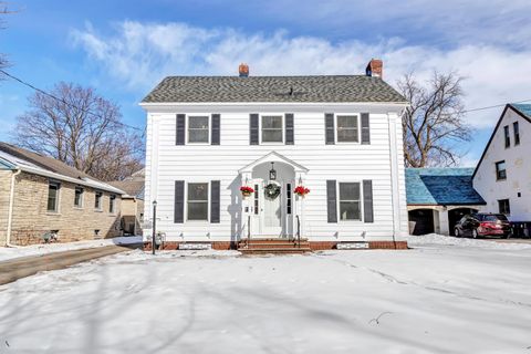 Photo of 1306 E FOREST Avenue, NEENAH, WI 54956 (MLS # 50321141)