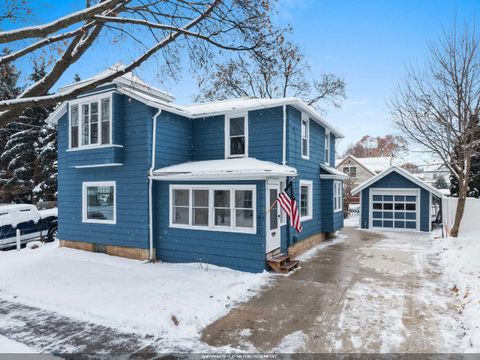Photo of 611 E PACIFIC Street, APPLETON, WI 54911 (MLS # 50318861)