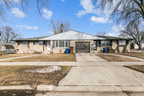 Photo of 980 8TH Street, MENASHA, WI 54952 (MLS # 50321416)