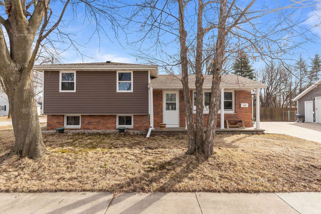 Photo of 2402 S MADISON Street, APPLETON, WI 54915 (MLS # 50322131)