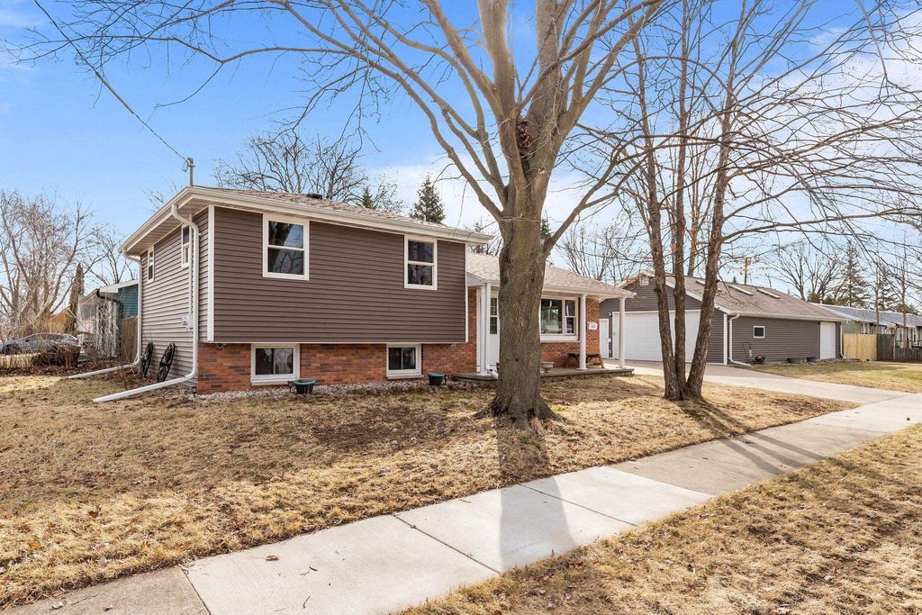 Photo of 2402 S MADISON Street, APPLETON, WI 54915 (MLS # 50322131)