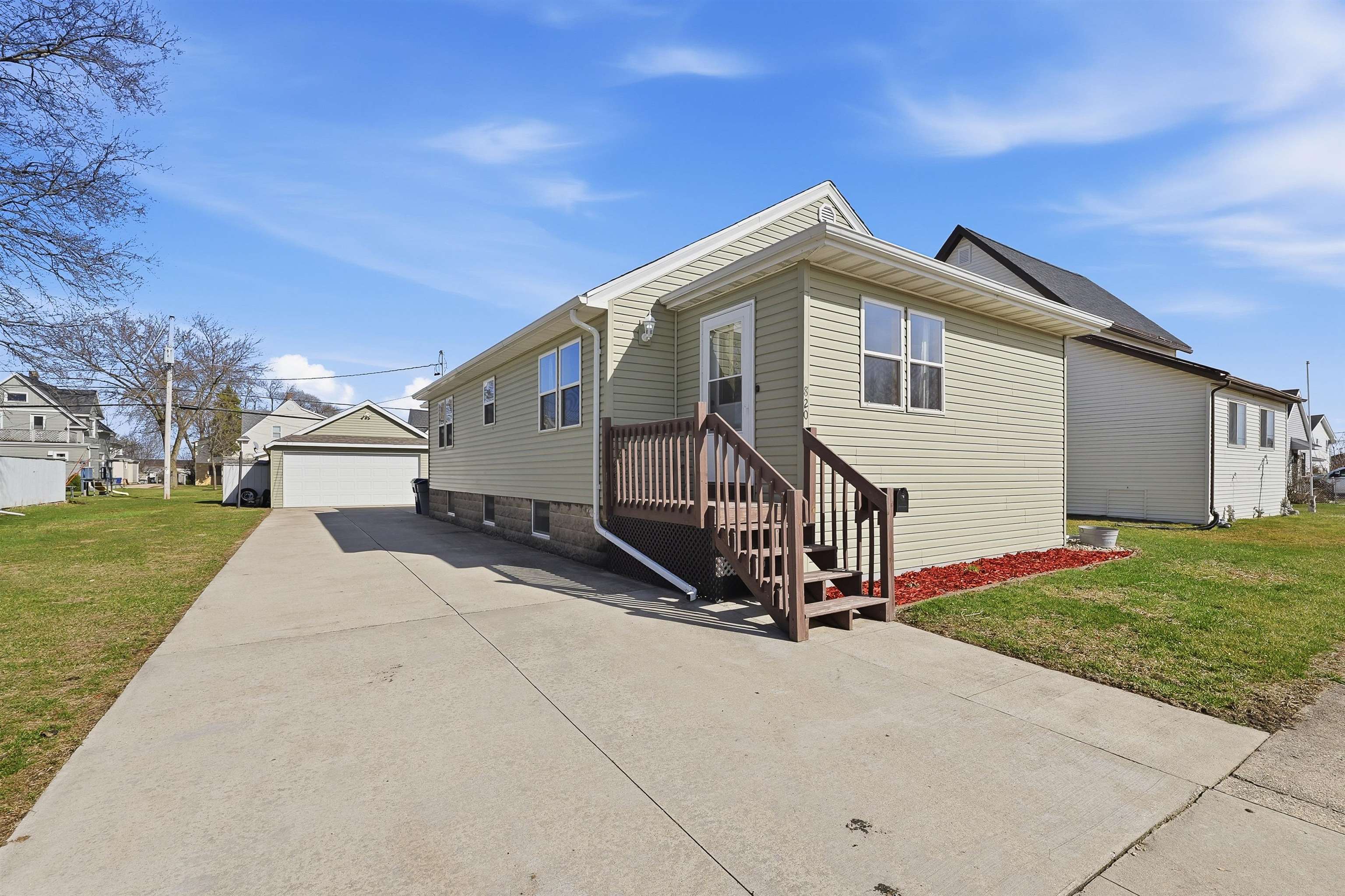 Photo 1 of 27 — 820 MINNESOTA Avenue, NORTH FOND DU LAC, WI 54937