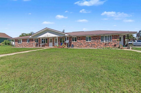 Photo of 151 W GLENBROOK Drive, PULASKI, WI 54162 (MLS # 50332895)