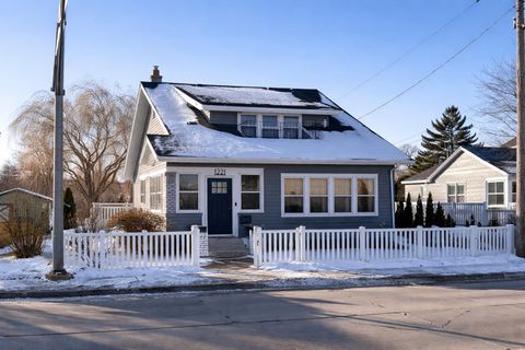 Photo of 1221 OSHKOSH Avenue, OSHKOSH, WI 54902 (MLS # 50320257)