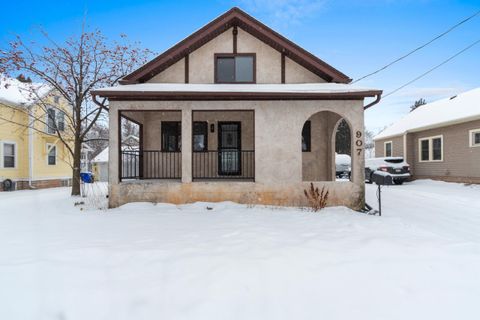 Photo of 907 W OKLAHOMA Street, APPLETON, WI 54914 (MLS # 50319978)