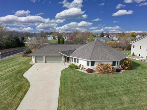 Photo of 1690 GATEWAY MEADOWS Lane, NEENAH, WI 54956 (MLS # 50319948)