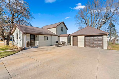 Photo of 330 MILL Street, MANAWA, WI 54949 (MLS # 50318453)