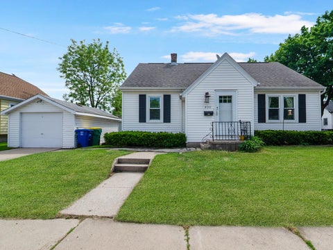 Photo of 400 NEWHALL Street, GREEN BAY, WI 54302 (MLS # 50327063)