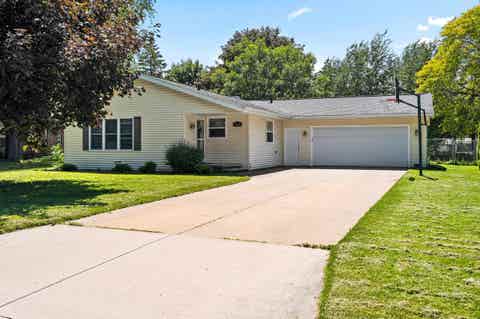 Photo of 1545 N BLOSSOM Drive, APPLETON, WI 54914 (MLS # 50327020)