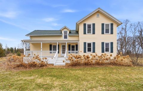 Photo of 530 CLAIRVILLE Road, OSHKOSH, WI 54904 (MLS # 50321875)