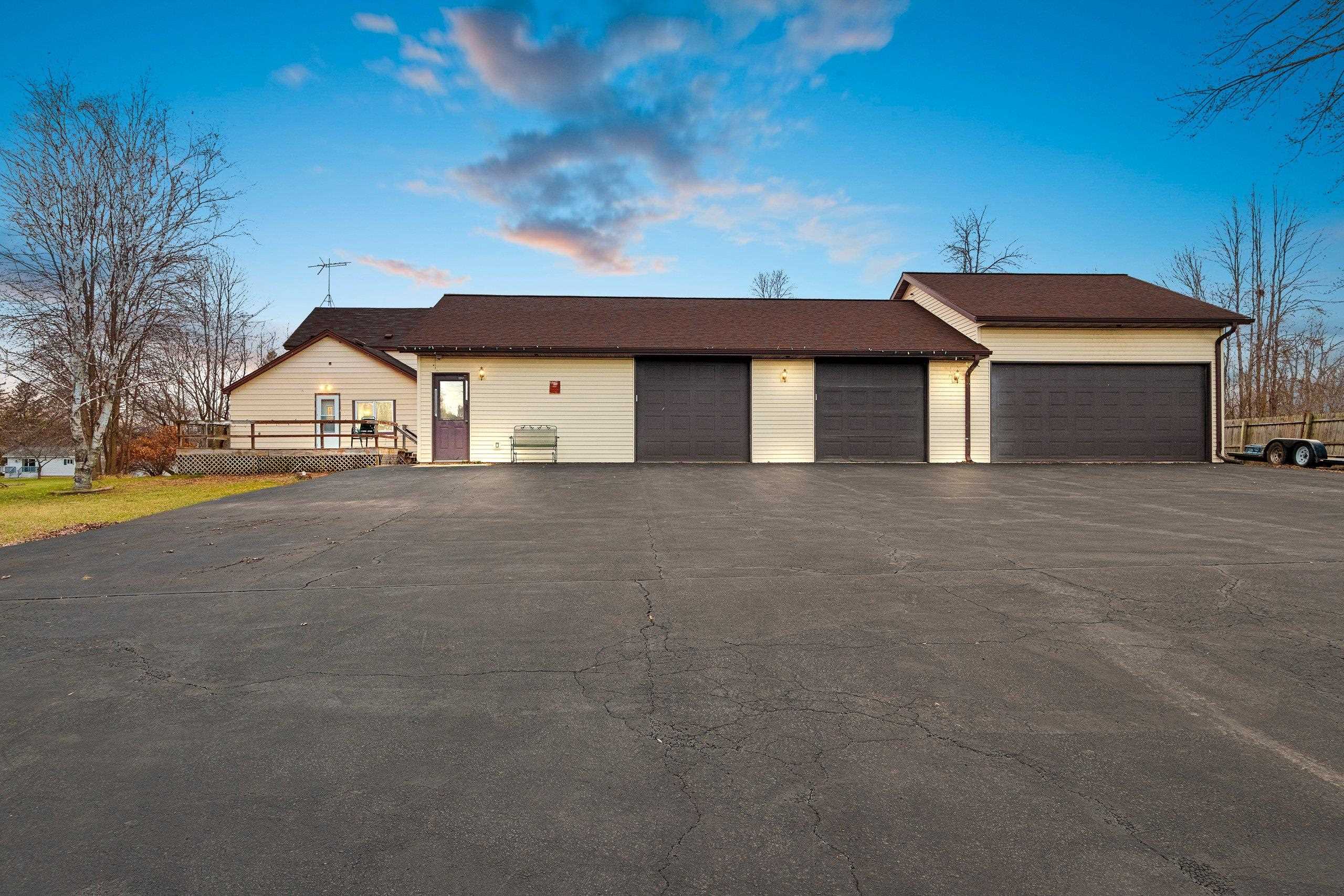 Oconto, Wisconsin 54153, United States, 4 Bedrooms Bedrooms, ,2 BathroomsBathrooms,Residential,Pending,28785