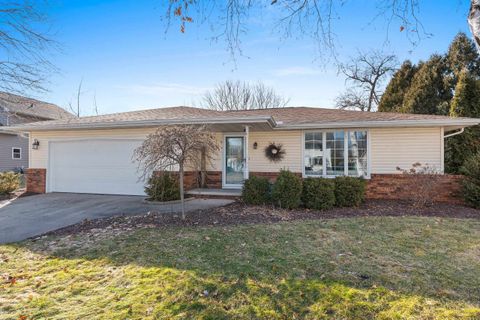 Photo of 1831 S MAYFAIR Drive, APPLETON, WI 54914 (MLS # 50321856)