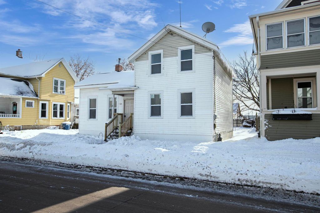 Photo of 321 E PARKWAY Avenue, OSHKOSH, WI 54901 (MLS # 50319139)