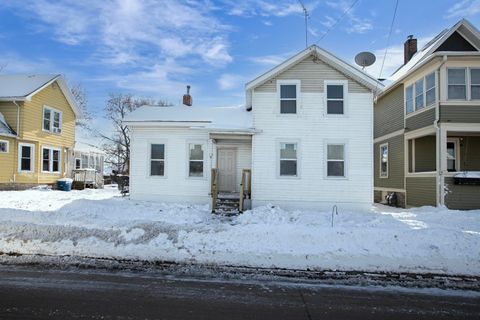 Photo of 321 E PARKWAY Avenue, OSHKOSH, WI 54901 (MLS # 50319139)