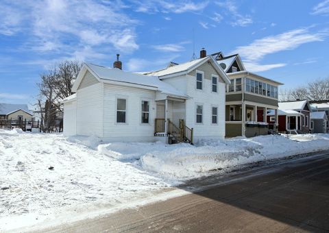 Photo of 321 E PARKWAY Avenue, OSHKOSH, WI 54901 (MLS # 50319139)