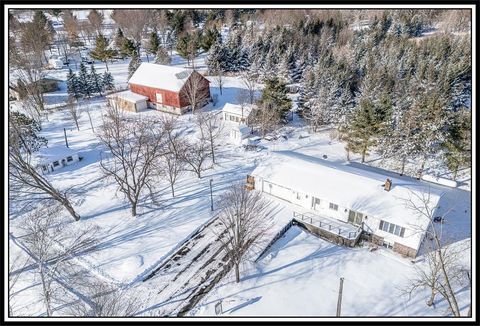 Photo of E8130 FLEASE Road, NEW LONDON, WI 54961 (MLS # 50319651)