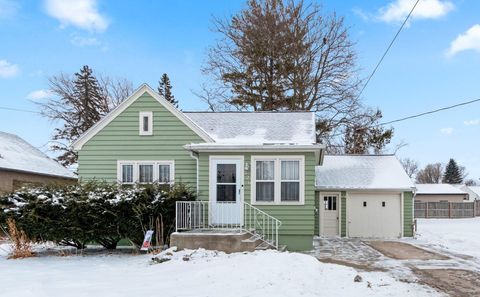 Photo of 326 E WISCONSIN Street, SEYMOUR, WI 54165 (MLS # 50320298)