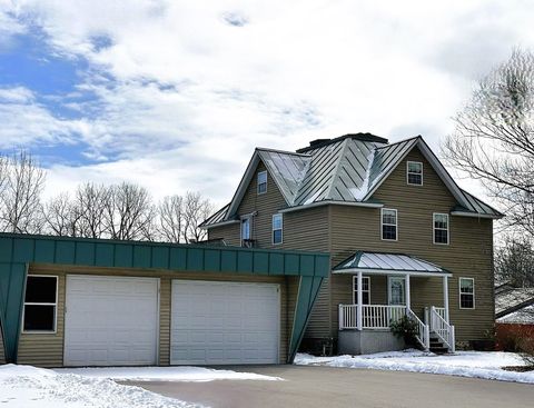 Photo of 1984 OAKRIDGE Road, NEENAH, WI 54956 (MLS # 50321795)