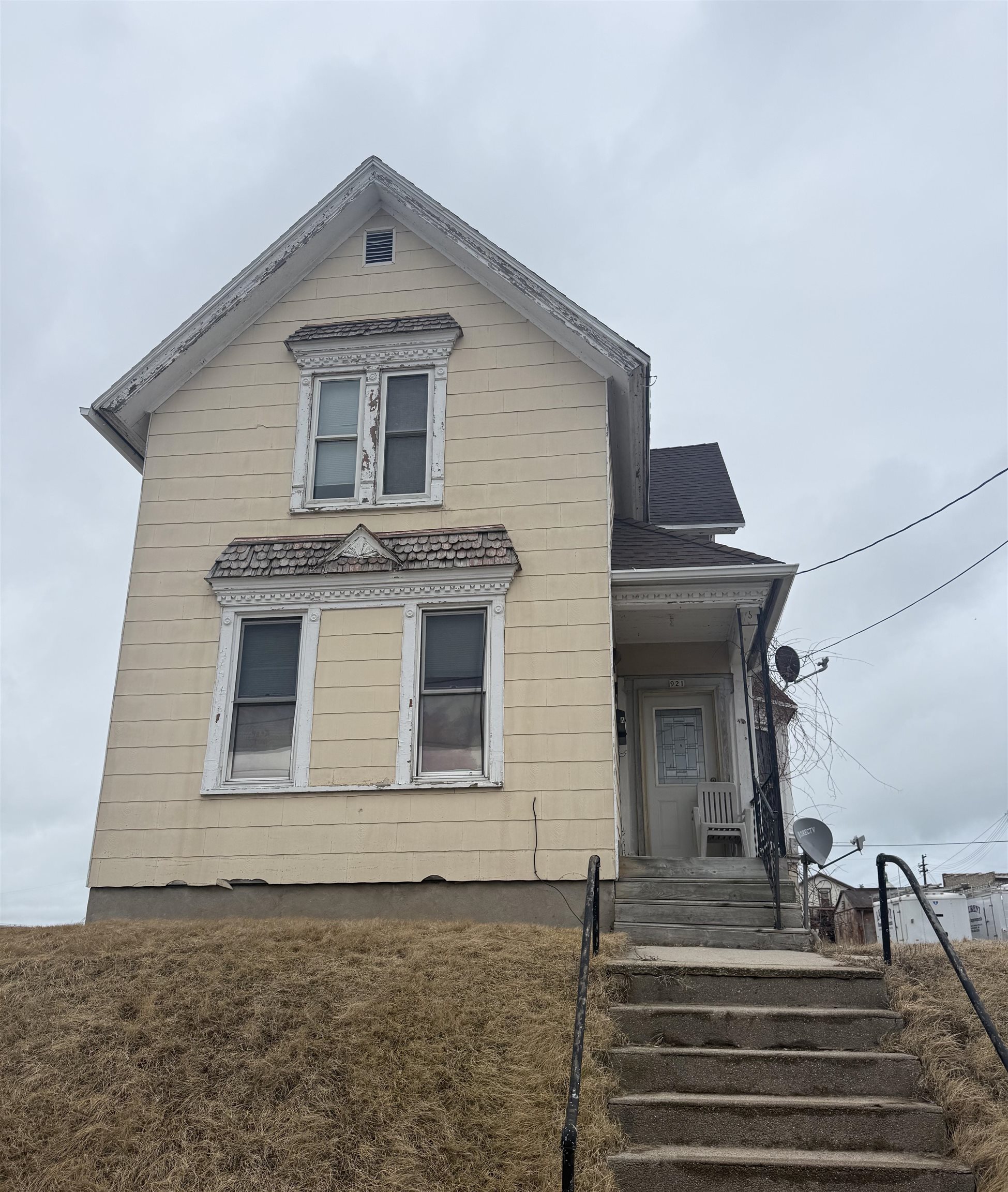 Photo 1 of 4 — 921 S 13TH Street, MANITOWOC, WI 54220