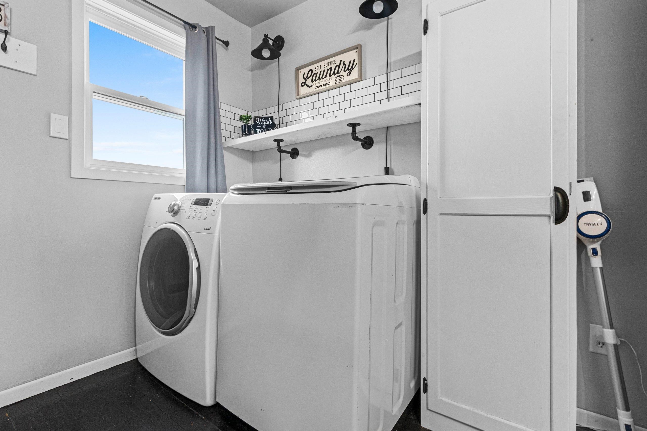 Cecil, Wisconsin 54111, United States, 5 Bedrooms Bedrooms, ,2 BathroomsBathrooms,Residential,Active,195293