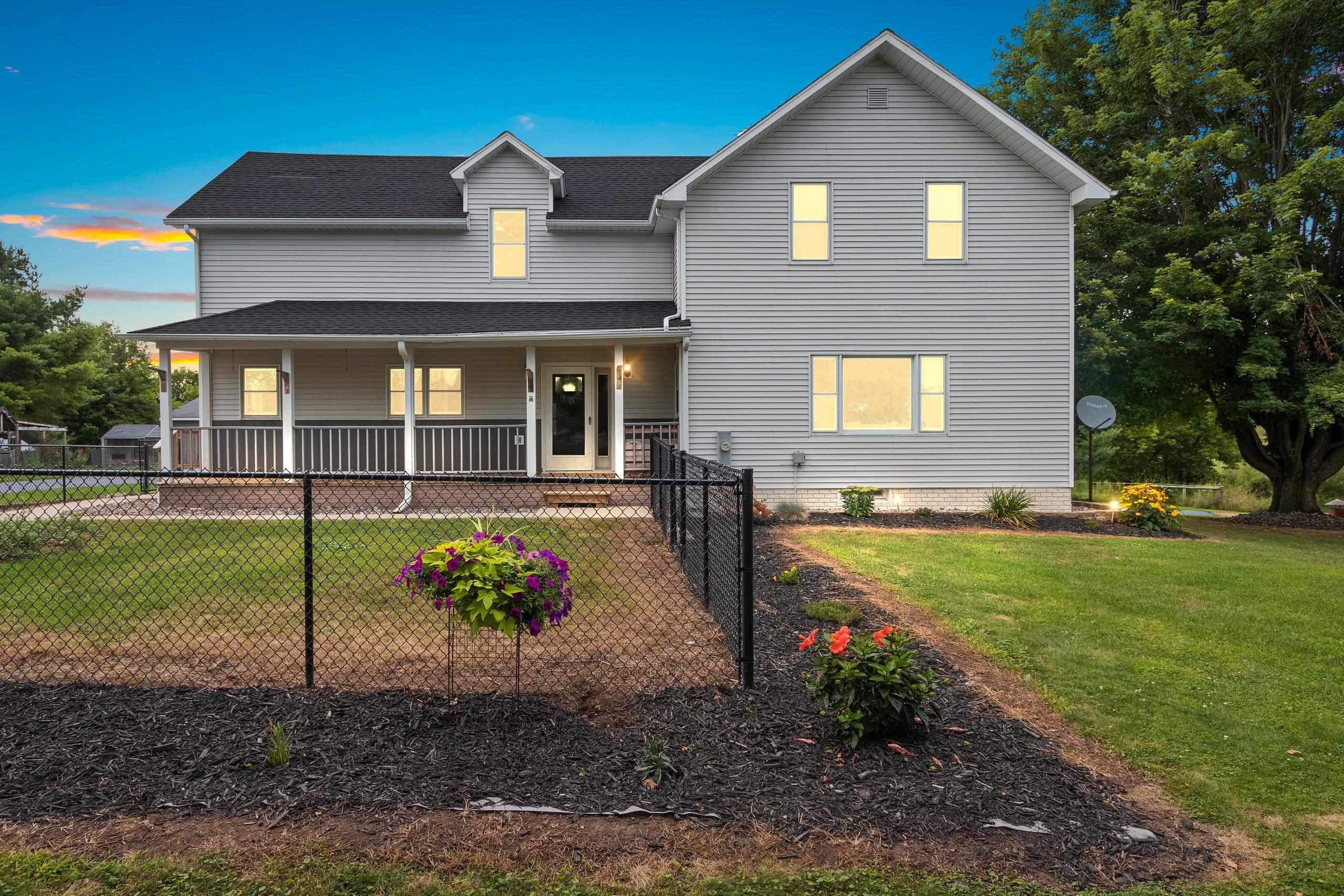 Cecil, Wisconsin 54111, United States, 5 Bedrooms Bedrooms, ,2 BathroomsBathrooms,Residential,Active,195293