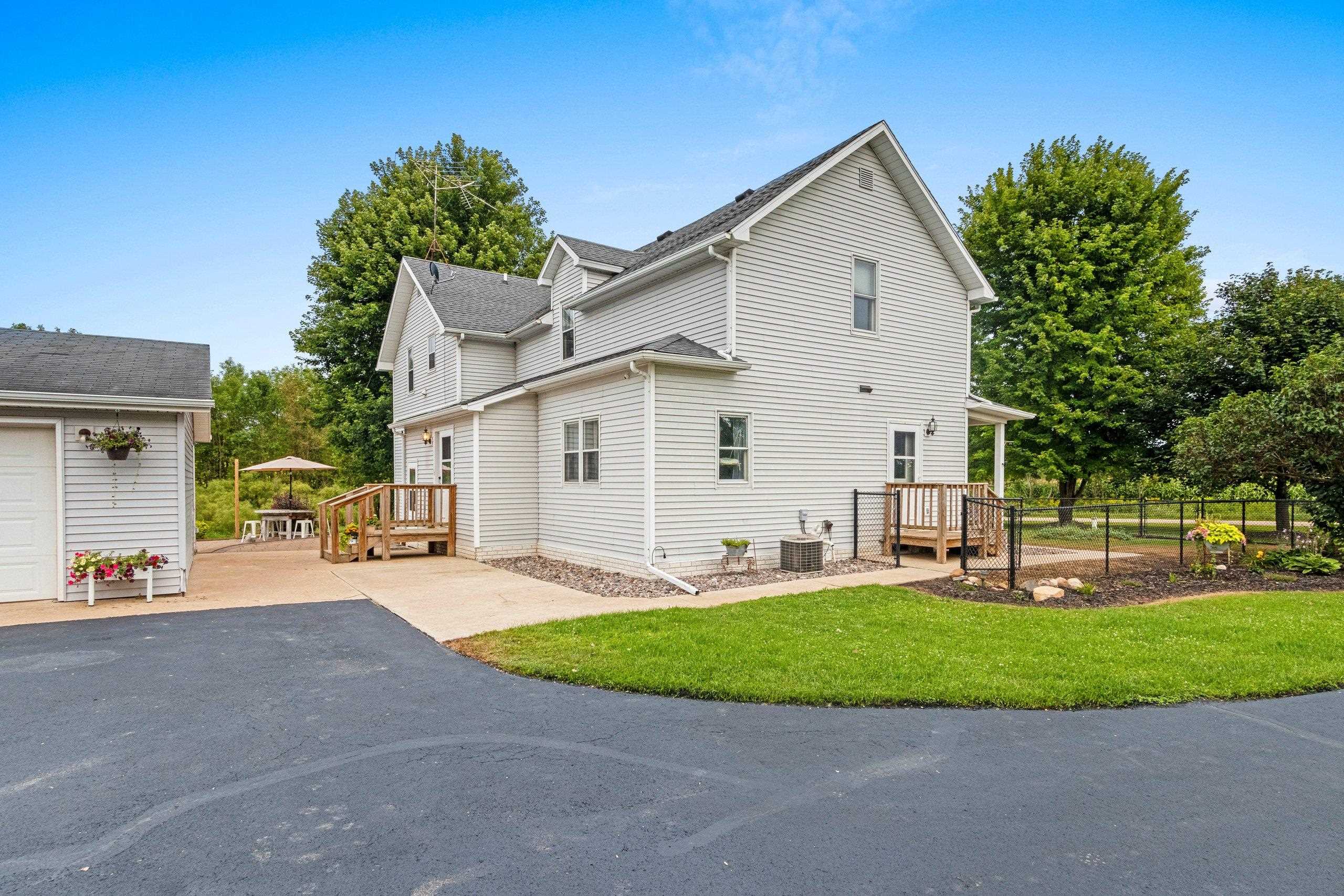 Cecil, Wisconsin 54111, United States, 5 Bedrooms Bedrooms, ,2 BathroomsBathrooms,Residential,Active,195293