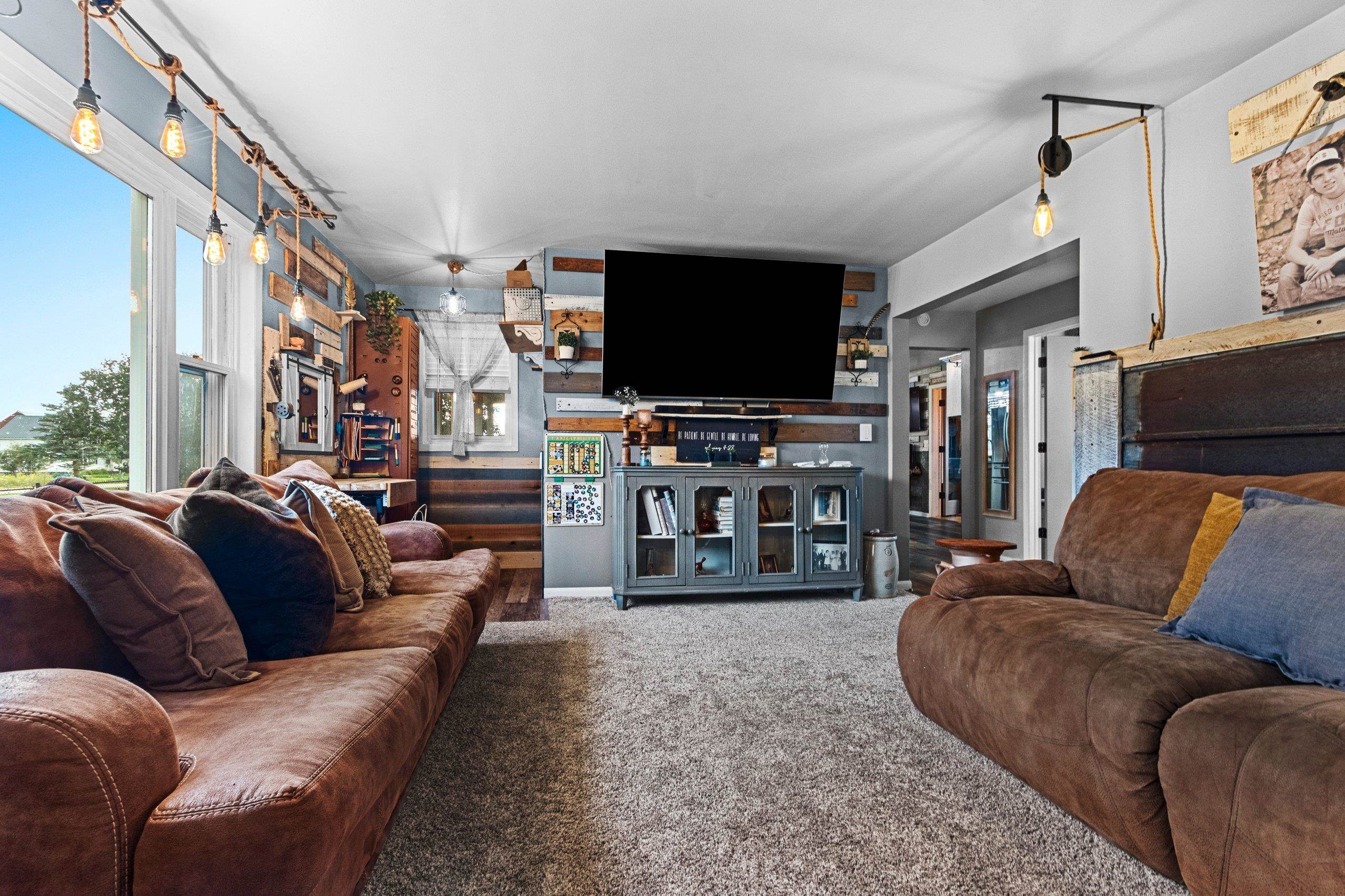 Cecil, Wisconsin 54111, United States, 5 Bedrooms Bedrooms, ,2 BathroomsBathrooms,Residential,Active,195293