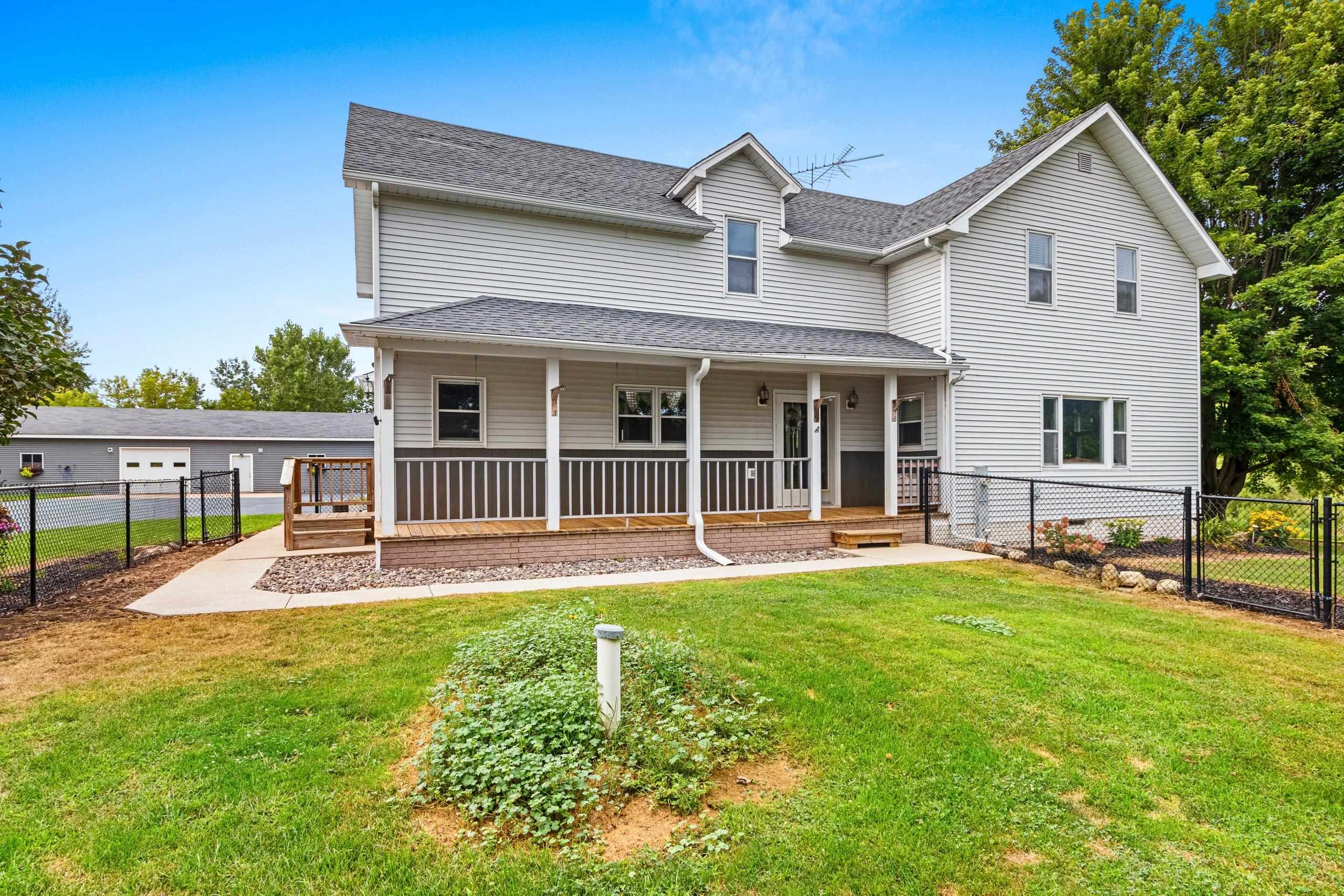 Cecil, Wisconsin 54111, United States, 5 Bedrooms Bedrooms, ,2 BathroomsBathrooms,Residential,Active,195293