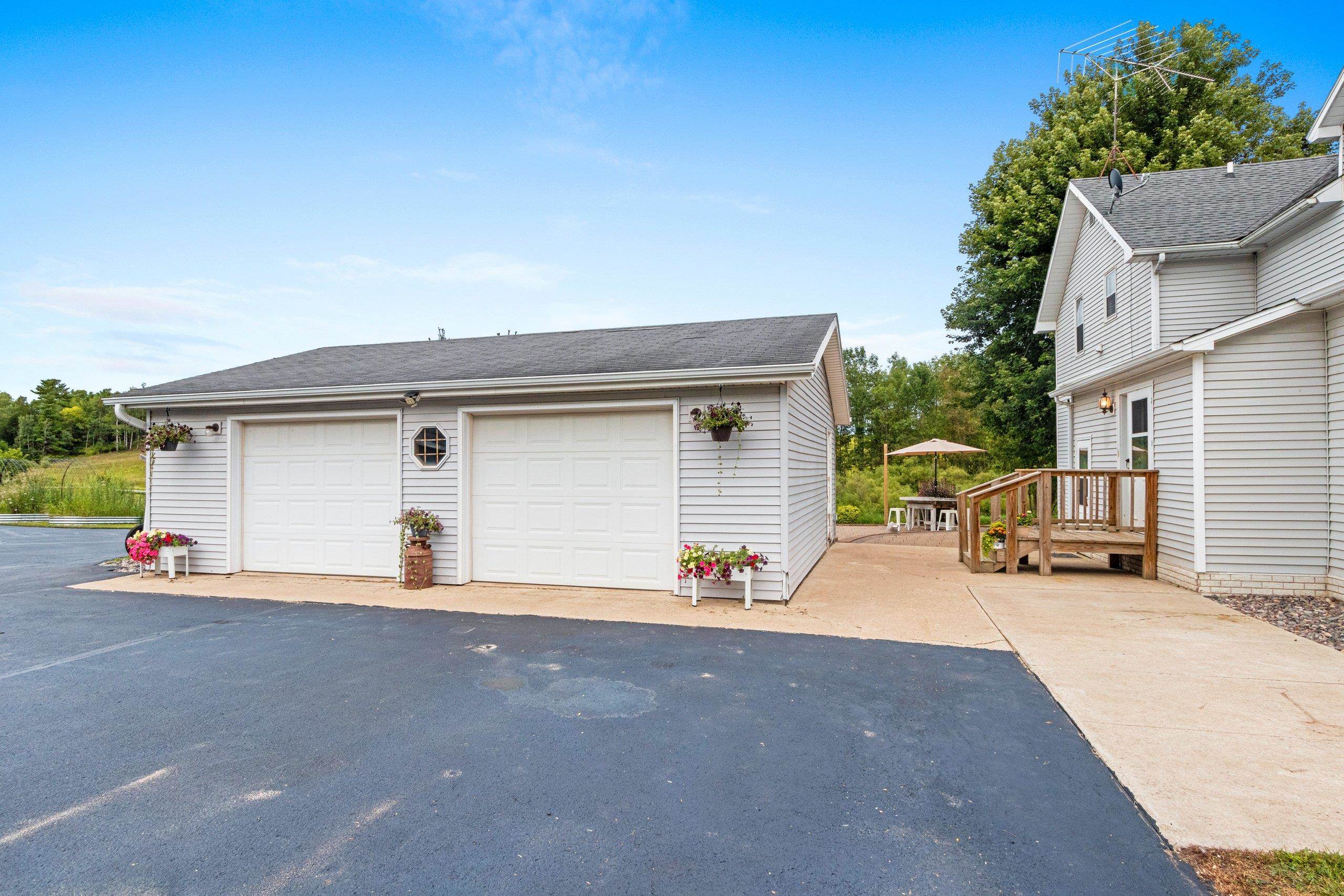 Cecil, Wisconsin 54111, United States, 5 Bedrooms Bedrooms, ,2 BathroomsBathrooms,Residential,Active,195293