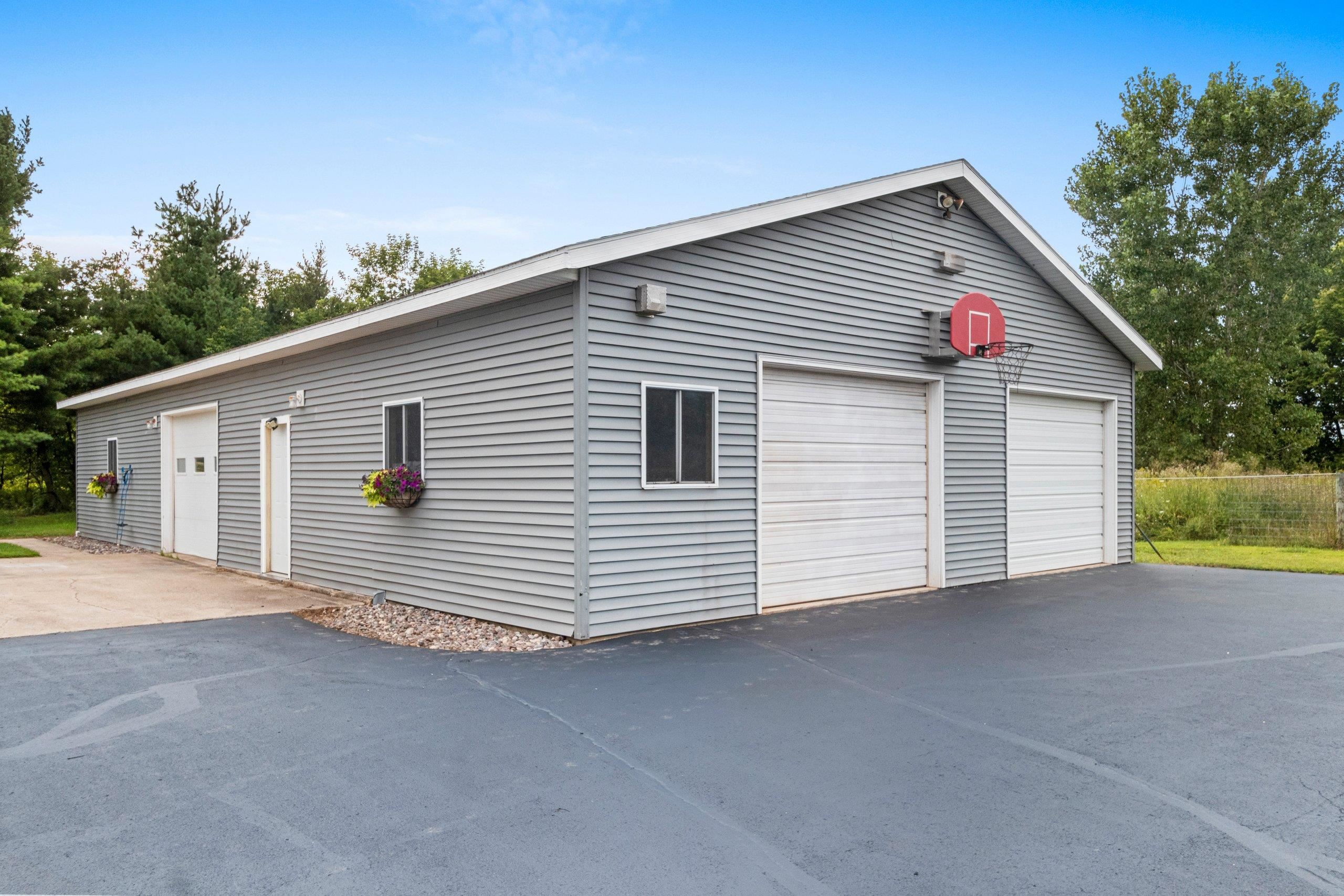 Cecil, Wisconsin 54111, United States, 5 Bedrooms Bedrooms, ,2 BathroomsBathrooms,Residential,Active,195293