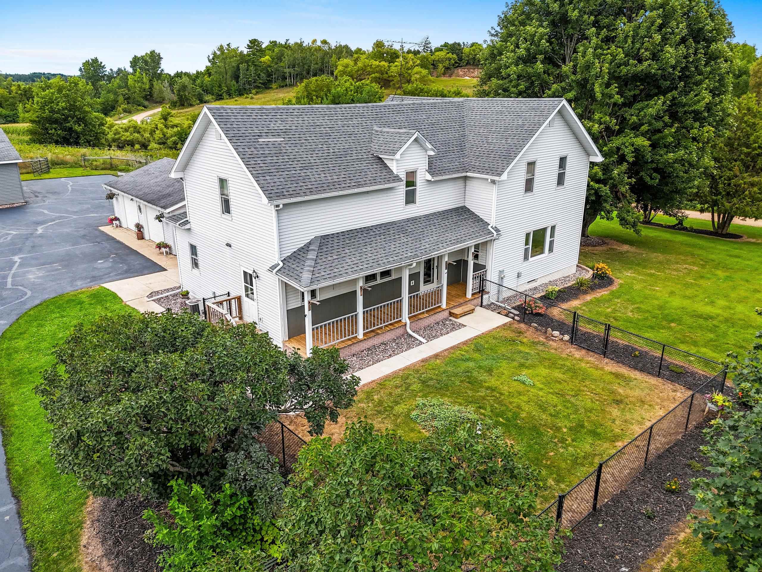 Cecil, Wisconsin 54111, United States, 5 Bedrooms Bedrooms, ,2 BathroomsBathrooms,Residential,Active,195293