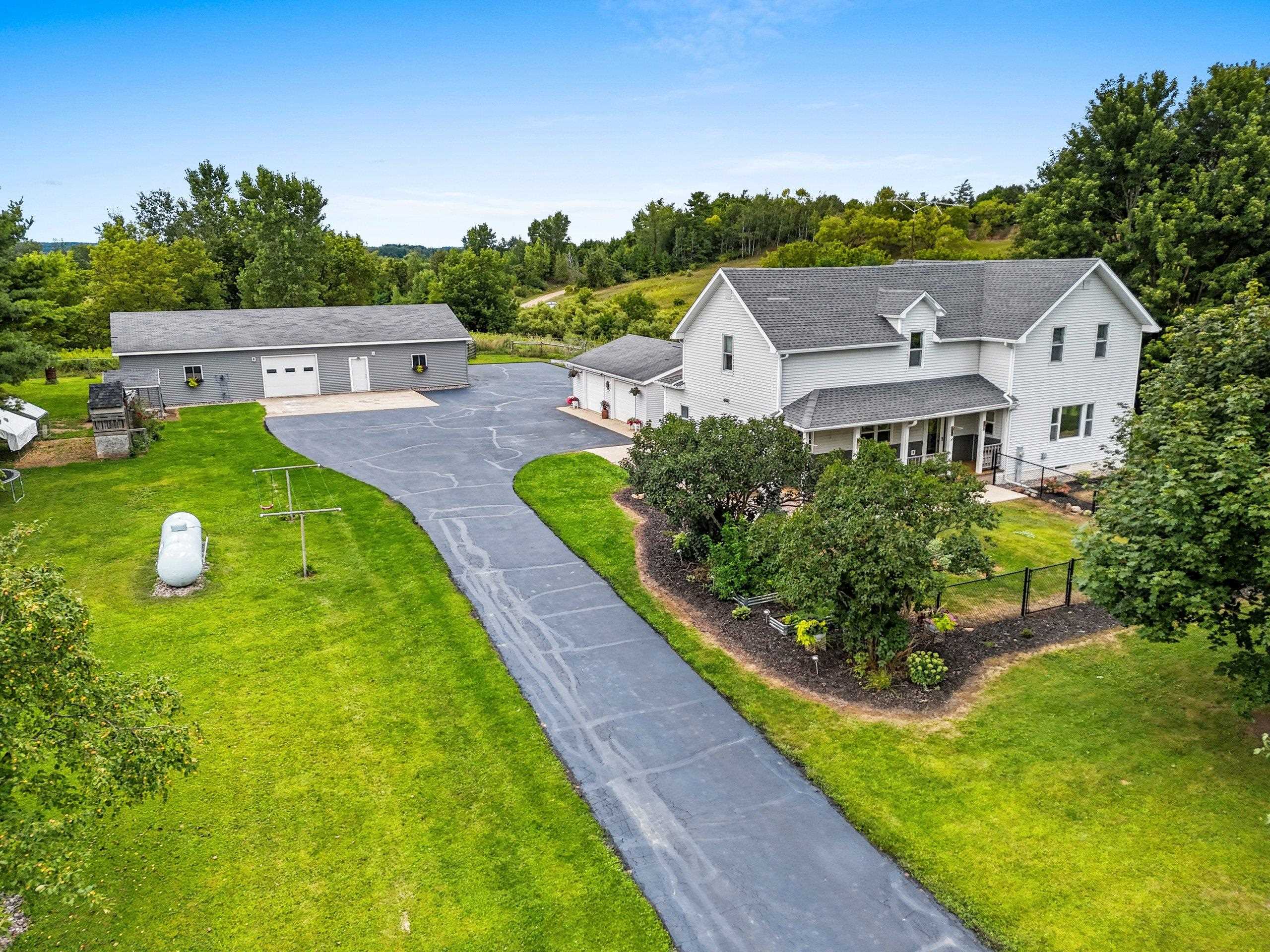 Cecil, Wisconsin 54111, United States, 5 Bedrooms Bedrooms, ,2 BathroomsBathrooms,Residential,Active,195293