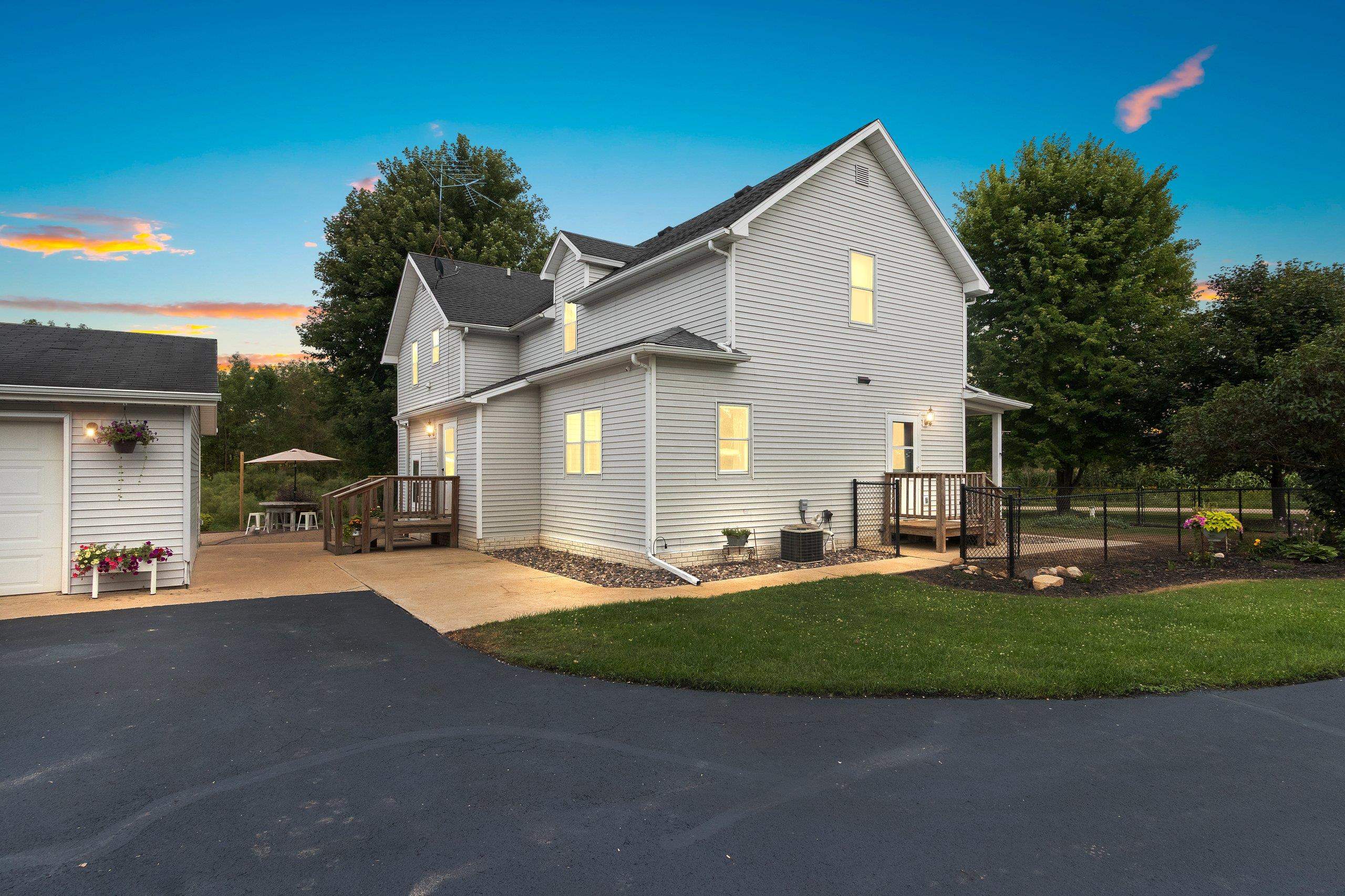 Cecil, Wisconsin 54111, United States, 5 Bedrooms Bedrooms, ,2 BathroomsBathrooms,Residential,Active,195293