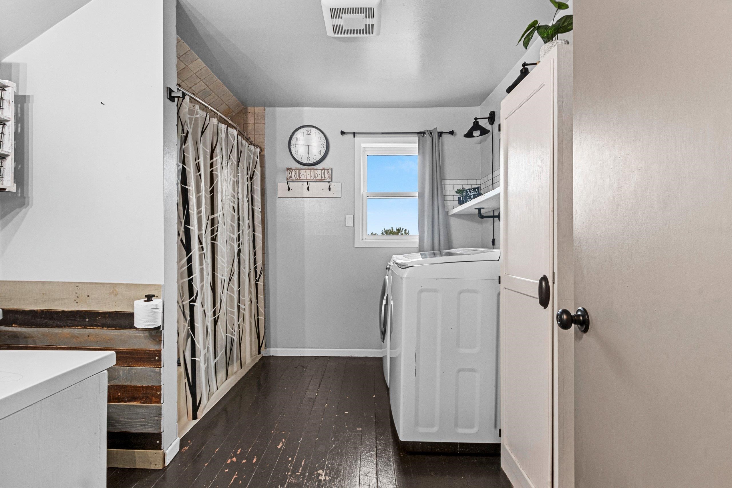 Cecil, Wisconsin 54111, United States, 5 Bedrooms Bedrooms, ,2 BathroomsBathrooms,Residential,Active,195293