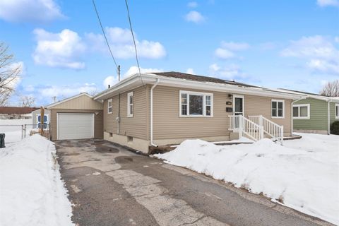 Photo of 1809 29TH Avenue, MENOMINEE, MI 49858 (MLS # 50320994)