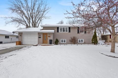 Photo of 632 SUBURBAN Drive, DE PERE, WI 54115 (MLS # 50320259)