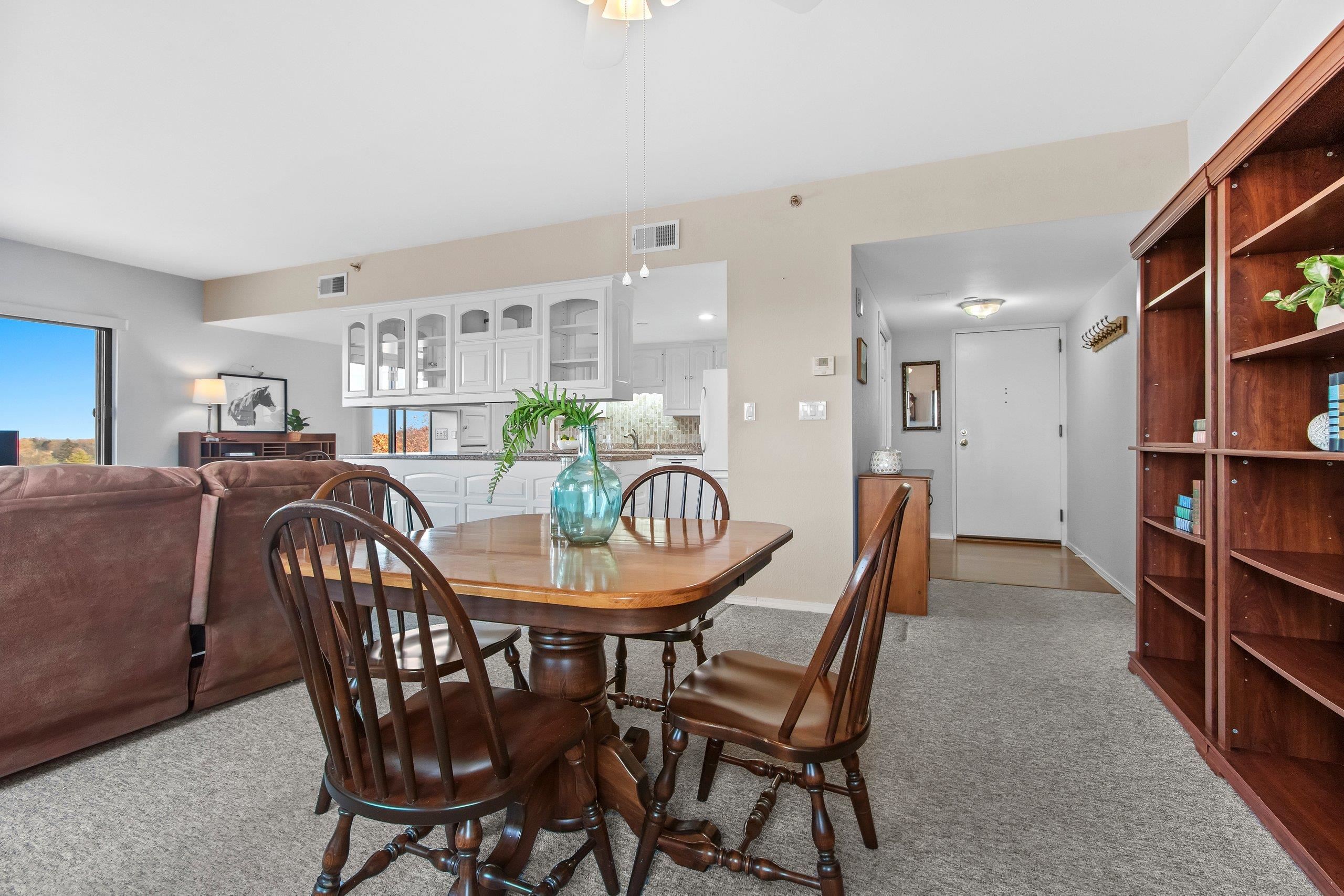 Appleton, Wisconsin 54914, United States, 2 Bedrooms Bedrooms, ,2 BathroomsBathrooms,Residential,Active,36028