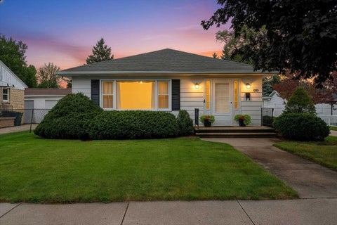 Photo of 994 ROSCOE Street, GREEN BAY, WI 54304 (MLS # 50333086)