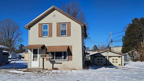 Photo of 213 W WESCOTT Avenue, SHAWANO, WI 54166 (MLS # 50320407)
