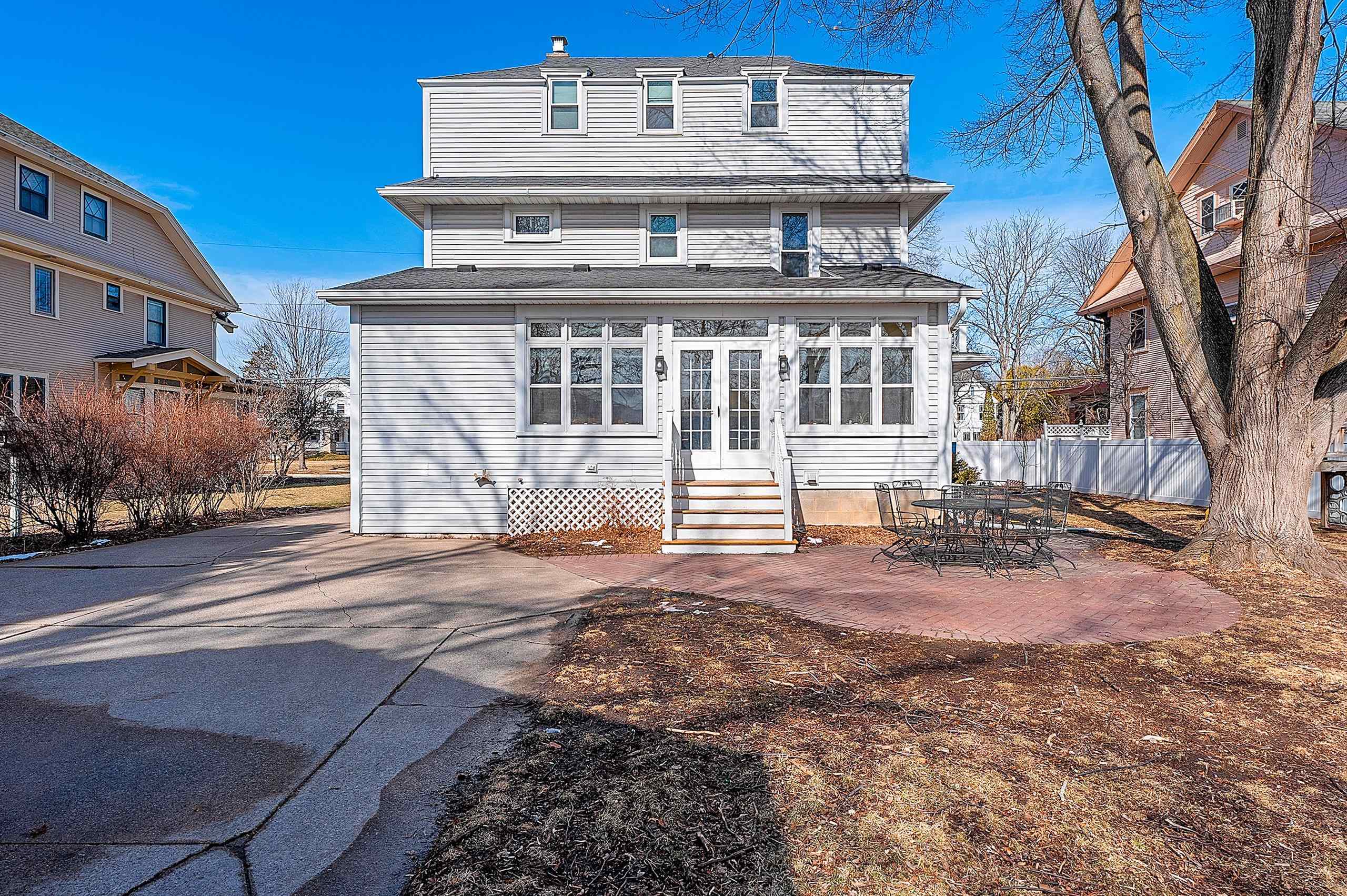 1225 WASHINGTON Avenue