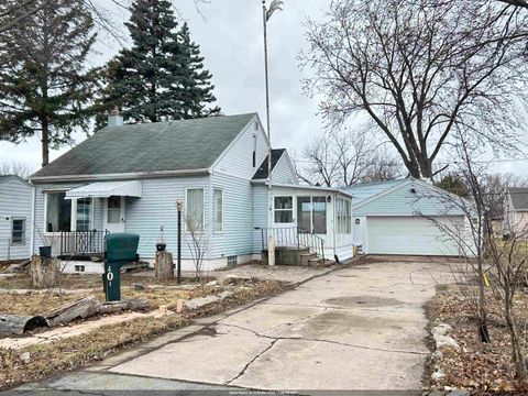 Photo of 401 GARDNERS ROW, APPLETON, WI 54915 (MLS # 50322301)