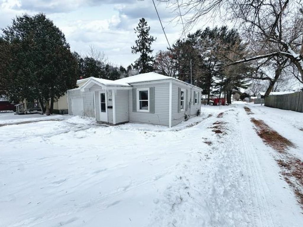 Photo of 1205 32ND Avenue, MENOMINEE, MI 49858 (MLS # 50319127)