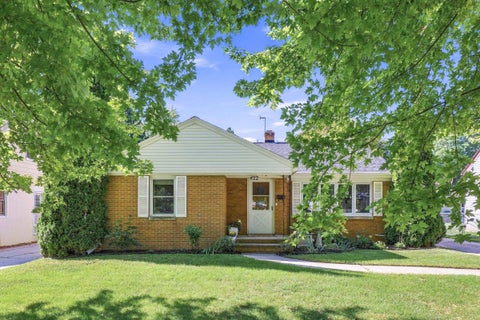 Photo of 422 E MISSION Road, GREEN BAY, WI 54301 (MLS # 50332613)